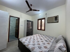 Deluxe Double Room | Desk, soundproofing, free WiFi - Roomshala 125 Hotel Maharaja (New Delhi)