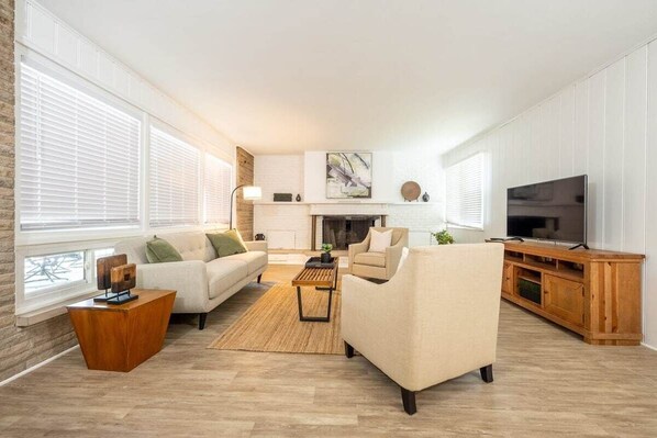 TV, fireplace, offices - Northside Charm - Families - Backyard (Noblesville)