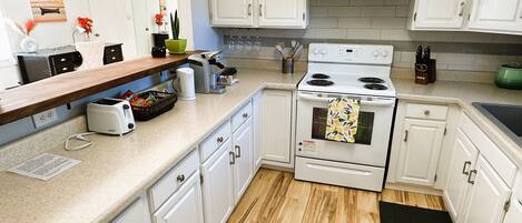 冰箱、微波炉、烤箱、炉灶