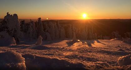 Gemütlich, voller Aussicht auf den Keilberg, im Skihütten-Charme
