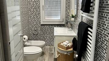 Dusj, bidé, håndklær og såpe