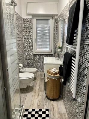 Dusche, Bidet, Handtücher, Seife