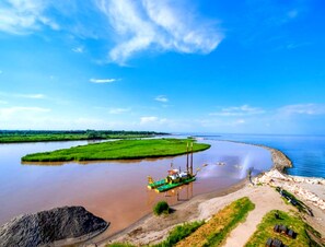 Une rivière avec un bateau et un chantier de construction.