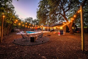 Terrace/patio - ATX Oasis retreat - pool, hot tub, games & more! Trendy modern setup. (Austin)