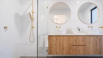 Luxury Townhome, 3 Bedrooms | Bathroom | Separate tub and shower, towels