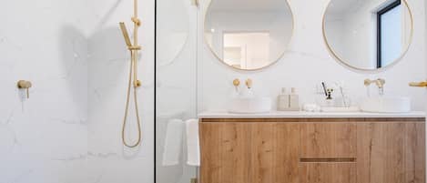Luxury Townhome, 3 Bedrooms | Bathroom | Separate tub and shower, towels