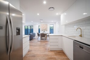 Luxury Townhome | Private kitchen | Full-size fridge, microwave, oven, stovetop - Luxury CBD Townhouse (Wagga Wagga)