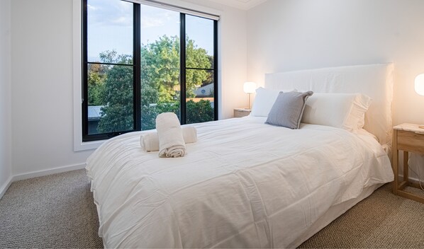 Luxury Townhome, 3 Bedrooms | 3 bedrooms, soundproofing, iron/ironing board, free WiFi - Luxury CBD Townhouse (Wagga Wagga)