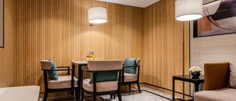 Executive Room, 1 Bedroom | In-room dining