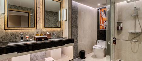 尊貴客房, 1 間臥室, 轉角 | 浴室 | 淋浴設備、免費梳洗用品、風筒、浴袍