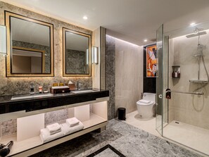 Habitación Premier, 1 habitación, en esquina | Baño | Ducha, artículos de higiene personal gratuitos y secador de pelo