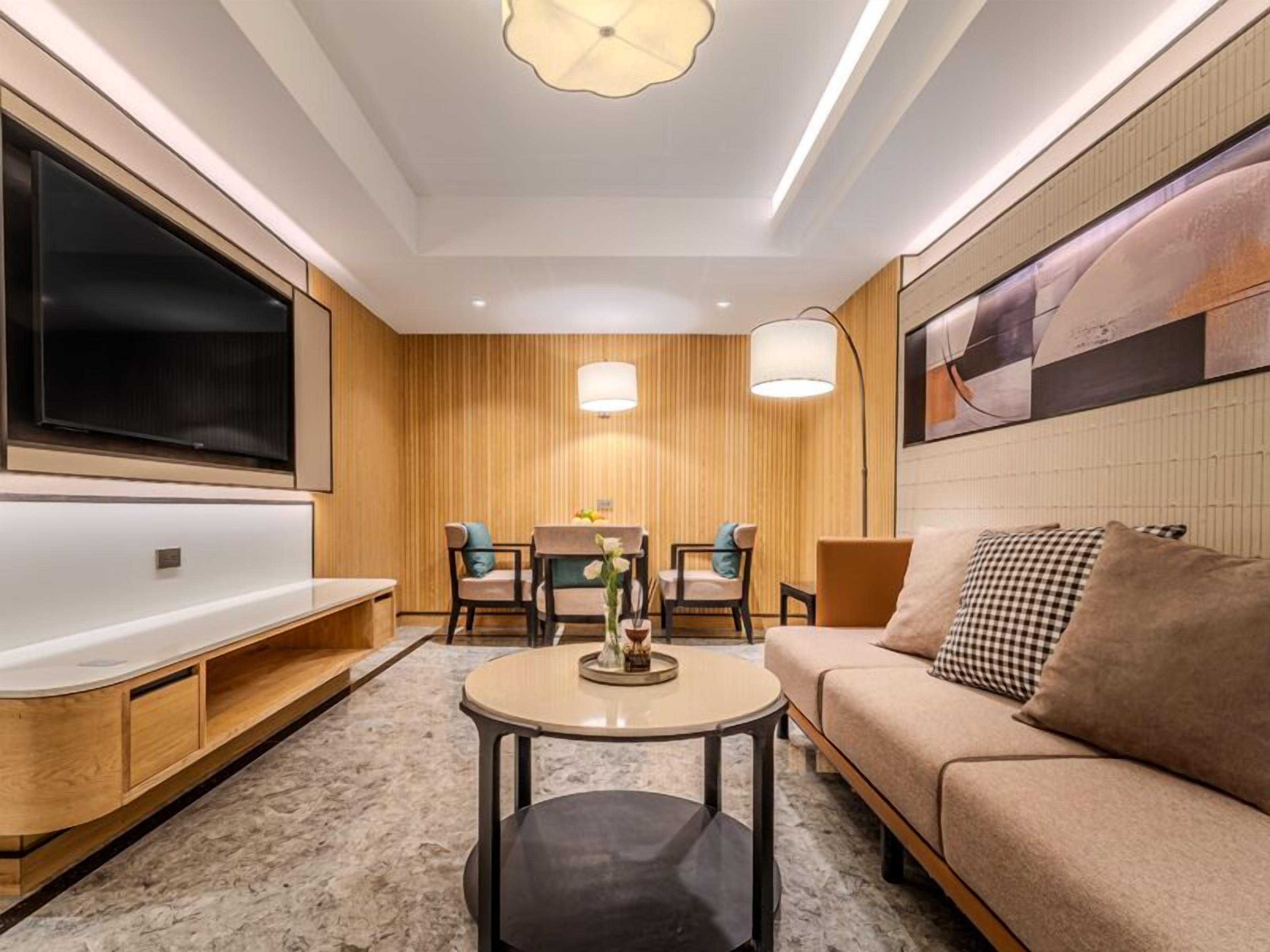 エグゼクティブ ルーム 1 ベッドルーム | リビング エリア | 42 インチの薄型テレビ (衛星放送視聴可)