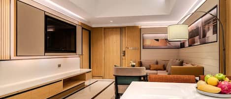 Habitación familiar, 2 habitaciones | Área de sala de estar | Televisión de pantalla plana de 42 pulgadas con canales vía satélite