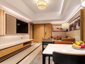 Family Room, 2 Bedrooms | Ruang tamu | 42 inci televisyen skrin rata dengan satelit 