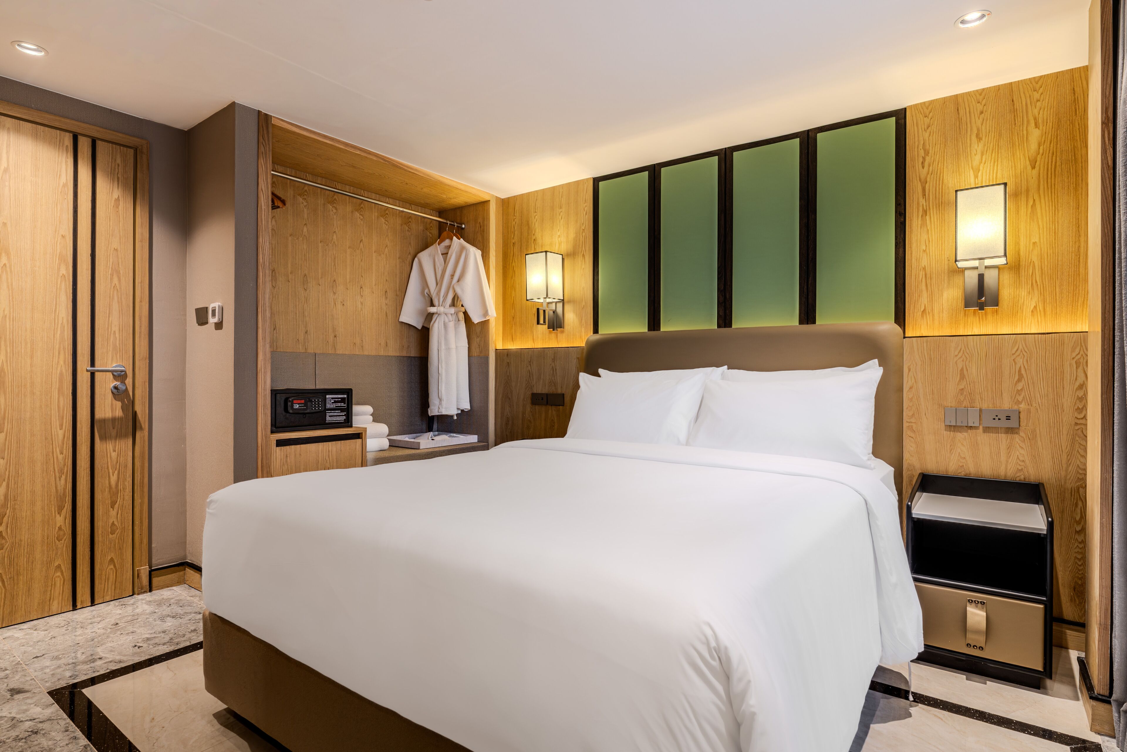 Family Suite Two Bedroom with Kitchenette | 1 多间卧室、客房内保险箱、办公桌、熨斗/熨板
