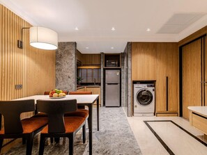 Habitación familiar, 2 habitaciones | Área de sala de estar | Televisión de pantalla plana de 42 pulgadas con canales vía satélite 