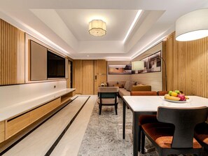 Chambre familiale, 2 chambres | Aire de séjour | Téléviseur à écran plat de 42 po avec télévision par satellite