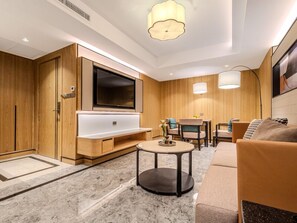 行政客房, 1 間臥室 | 起居區 | 42-吋平面電視，提供衛星頻道