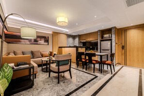 Fridge, microwave, electric kettle, dining tables - Samala Suites Bangkok Sukhumvit 19 by Kingston Hotels (Bangkok)