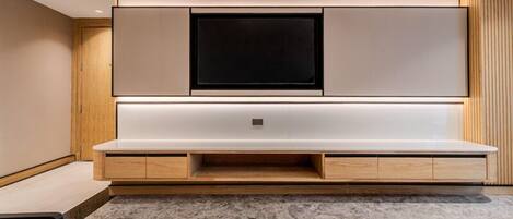 Télévision à écran plat de 42 pouces avec chaînes par satellite