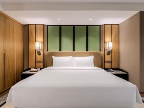 Premier Room, 1 Bedroom | 1 bilik tidur, peti besi dalam bilik, meja, seterika/papan seterika 