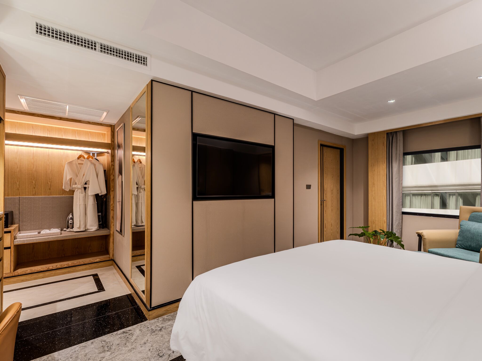 One Bedroom Executive Suite | 1 bedroom, in-room safe, desk, iron/ironing board