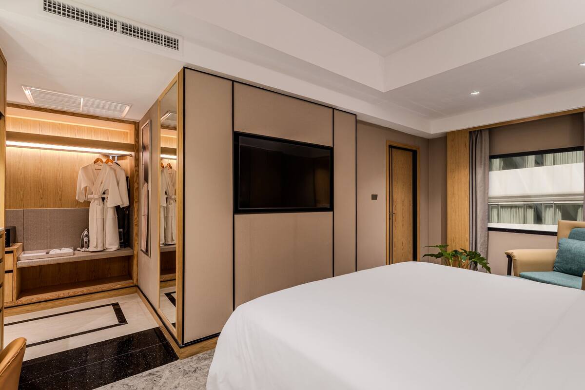 One Bedroom Executive Suite | 1 bedroom, in-room safe, desk, iron/ironing board