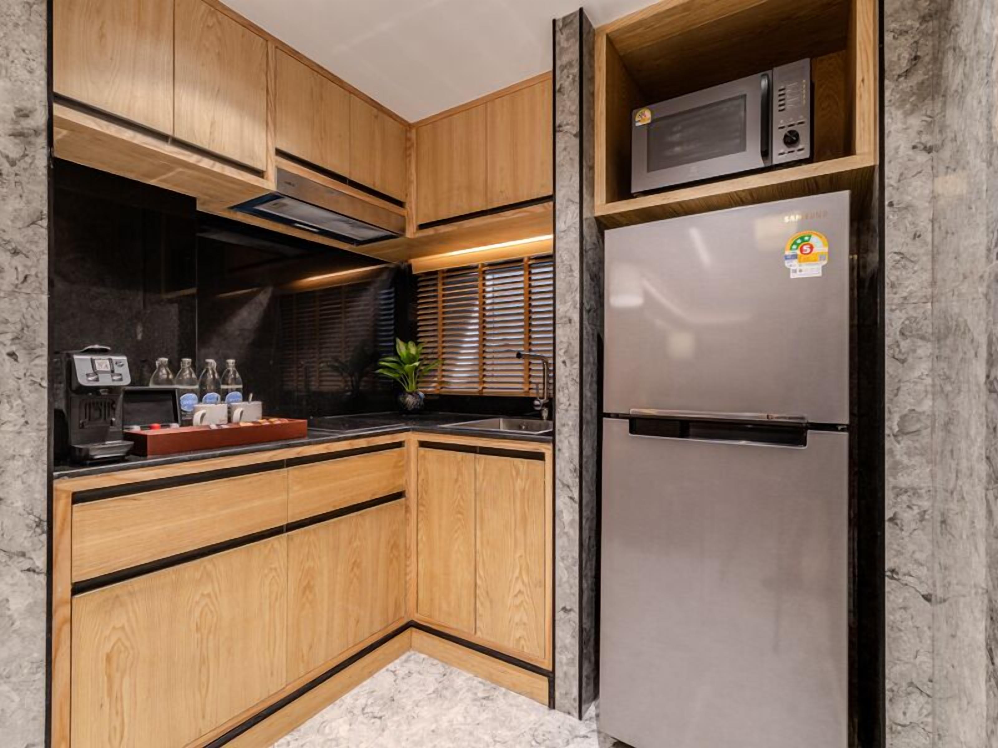 Family Room, 2 Bedrooms | Private kitchen | Microwave, stovetop, electric kettle