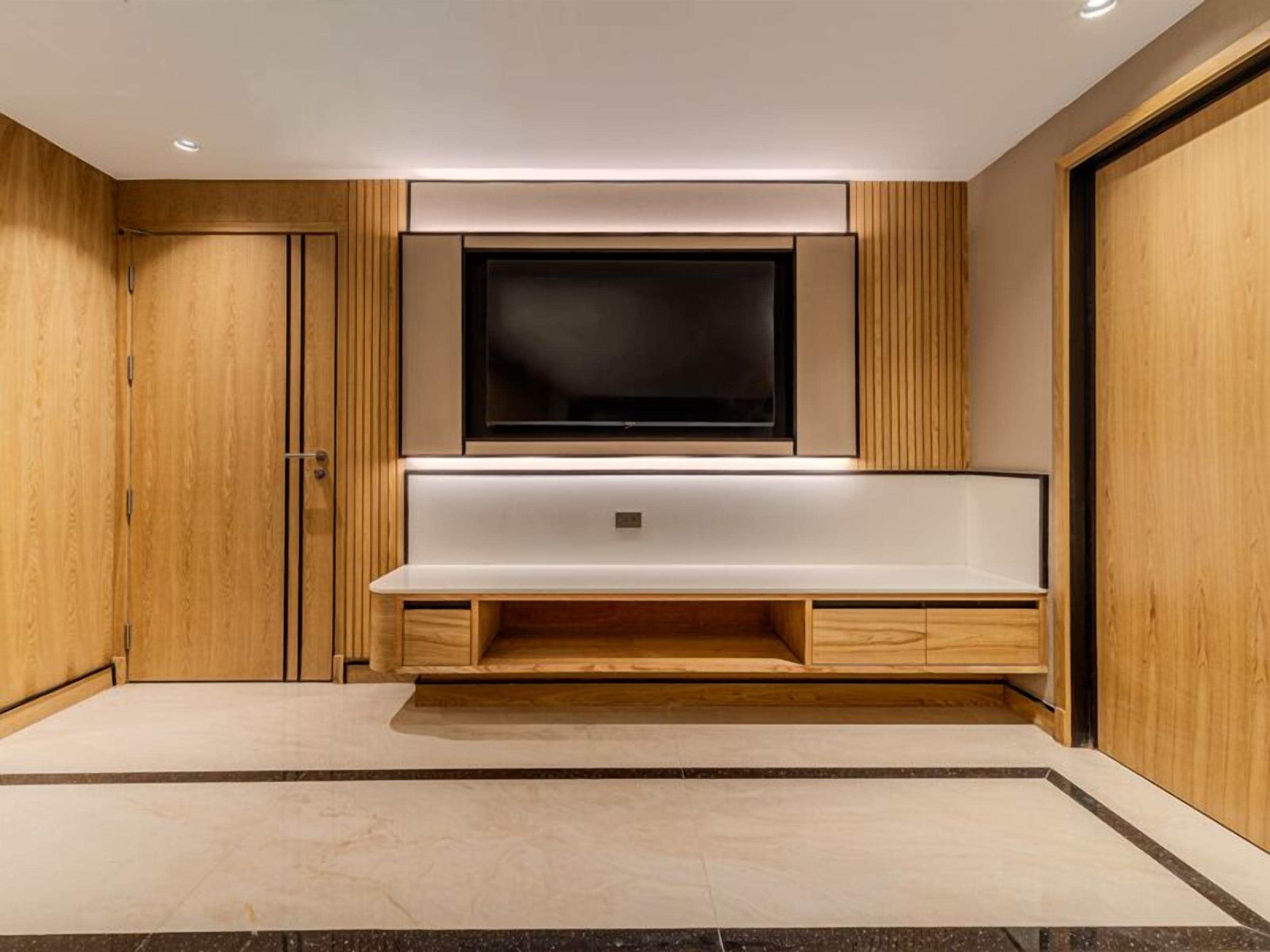 Grand Room, 1 Bedroom | Living area | 42-inch flat-screen TV with satellite channels