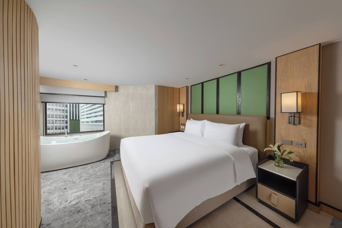 Family Suite Two Bedroom with Kitchenette | 1 dormitorio, caja fuerte, escritorio y tabla de planchar con plancha