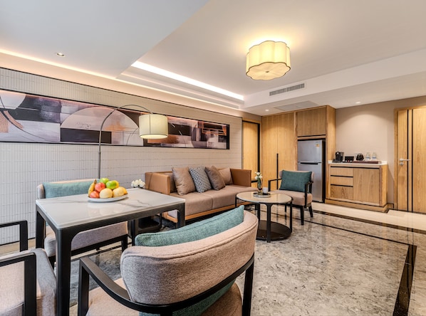 One Bedroom Premier Suite | บริเวณนั่งเล่น | ทีวีจอแบน 42 นิ้ว พร้อมช่องดาวเทียม