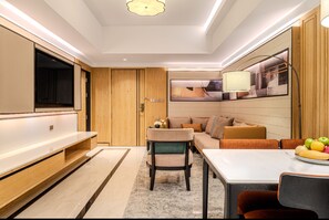 Family Suite Two Bedroom with Kitchenette | Zona de estar | Televisión de pantalla plana de 42 pulgadas con canales por satélite