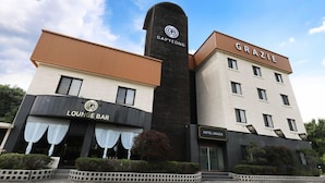 Ein Hotel mit einer Loungebar und einem hohen Turm, auf dem 'GAPYEONG' steht.