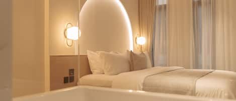 Premium Room with Bath or Soaking Tub | Badkamer | Een bad/douchecombinatie, een regendouche, gratis toiletartikelen