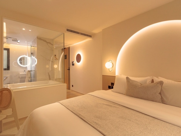 Premium Room with Bath or Soaking Tub | 객실 내 금고, 책상, 방음 설비, 무료 WiFi