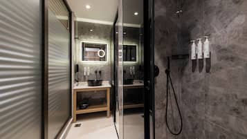 Junior Suite | Bathroom | Shower, hydromassage showerhead, free toiletries, hair dryer