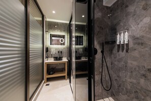 Junior Suite | Baño | Ducha y cabezal de ducha con hidromasaje