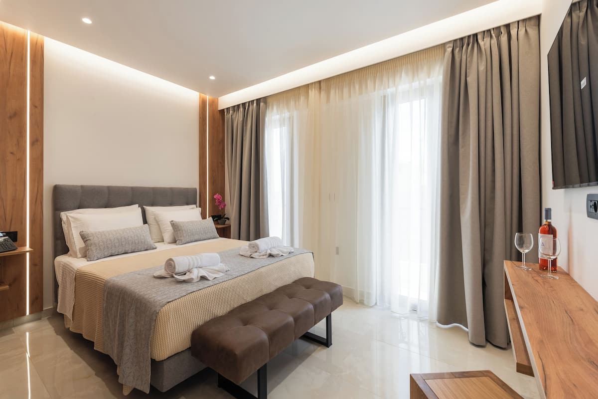 1 bedroom, Egyptian cotton sheets, premium bedding, down comforters