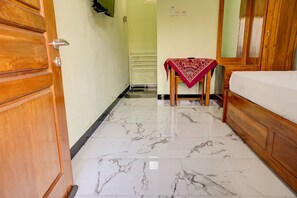 Standard Single Room - OYO Life 92922 Kost Bu Mala 1 Syariah (Sukorejo)