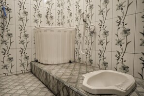 Standard-Einzelzimmer | Badezimmer | Dusche, Handtücher
