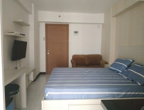 Deluxe Double Room | Free WiFi, bed sheets - OYO Life 92745 The Margo Monthly Stay (Depok)