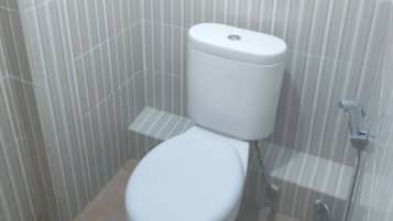 Deluxe Double Room | Bathroom | Shower, towels