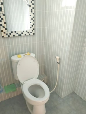 Deluxe Double Room | Bathroom | Shower, towels - OYO Life 92745 The Margo Monthly Stay (Depok)