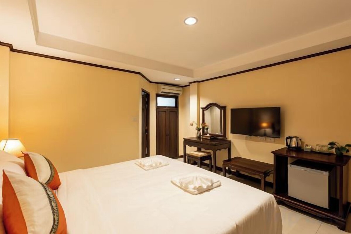 Desk, WiFi (free), bed sheets
