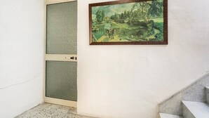 Una escalera con un cuadro en el pared que muestra un paisaje.