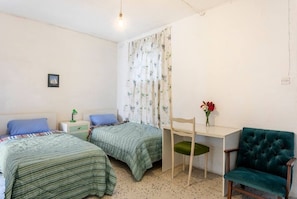 2 chambres, fer et planche Ă repasser, literie fournie