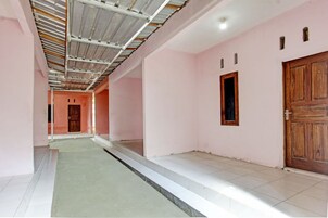 Escritorio, wifi gratis y ropa de cama 