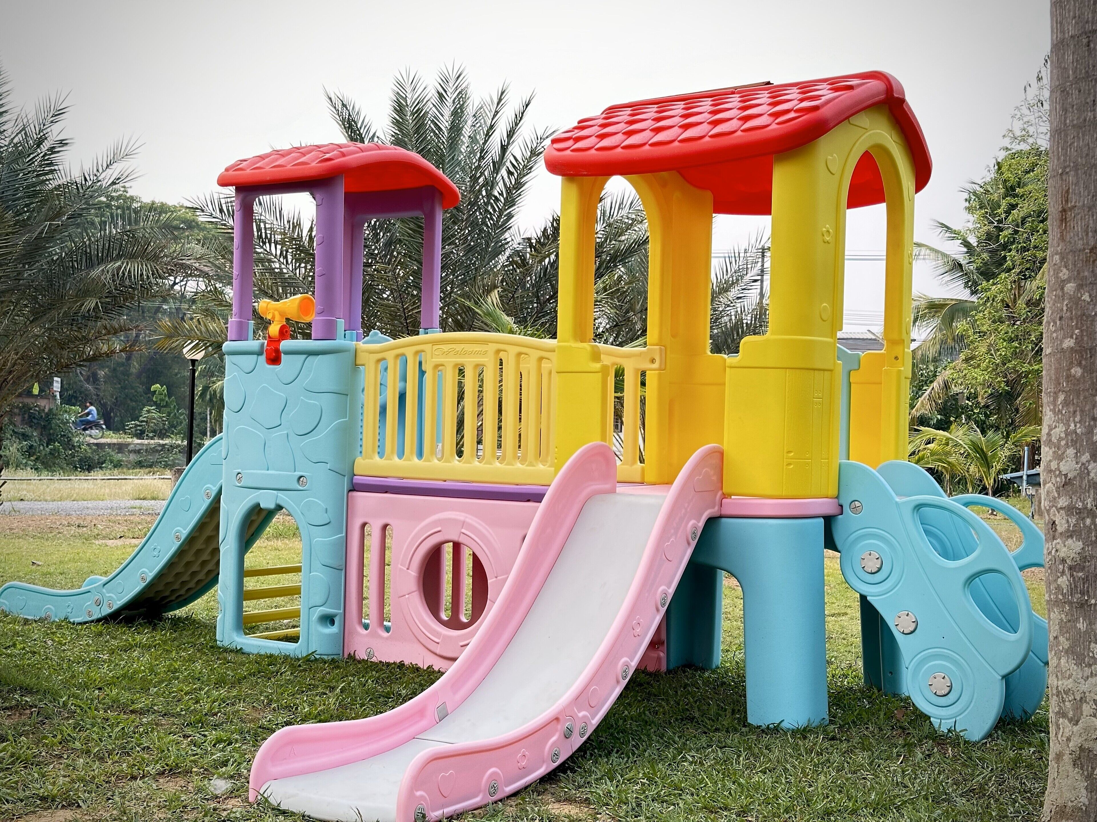 Una estructura de juego infantil colorida con toboganes y zonas de escalada.
