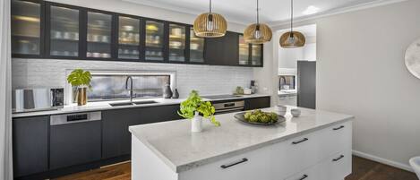 Jääkaappi, mikroaaltouuni, uuni, liesi