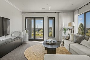 TV - Werribee Gem Luxe Home Family Getaway 6Bed Netflix (Werribee)